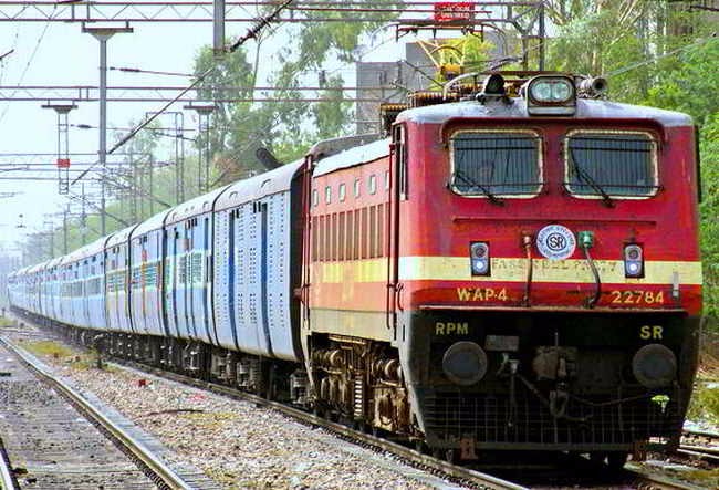 rail train ki aatmkatha par ek shandaar nibandh